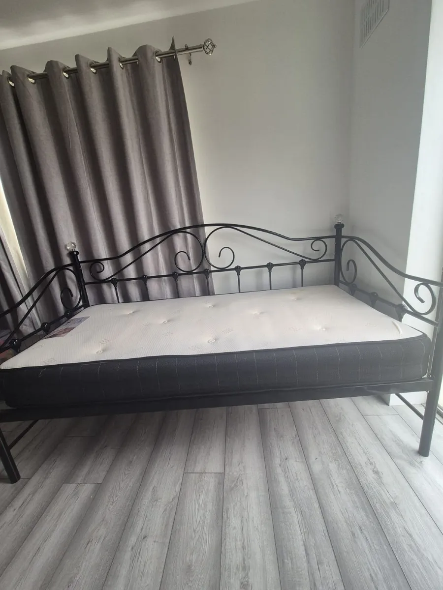 Day bed with mattress - Image 1