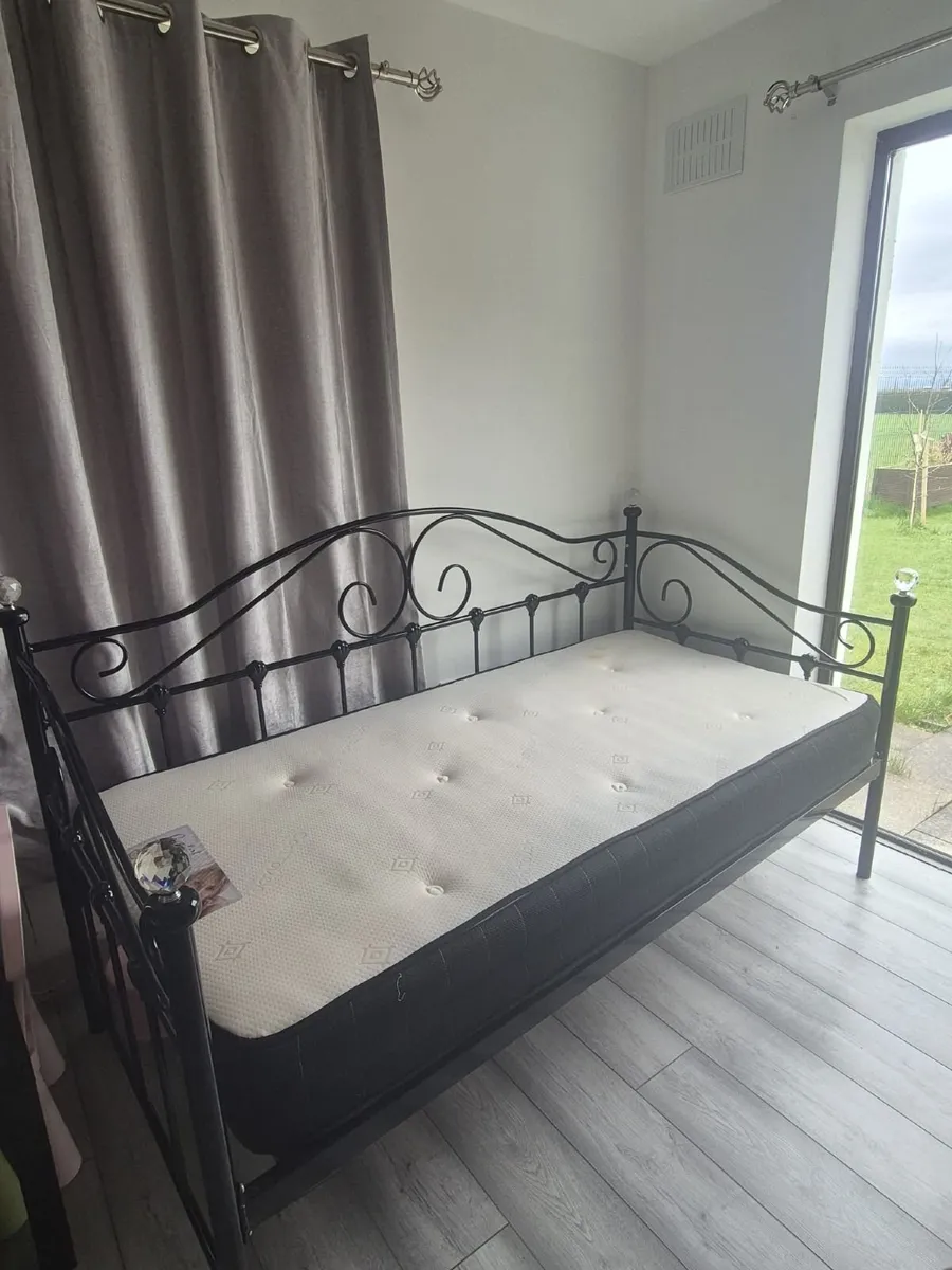 Day bed with mattress - Image 2