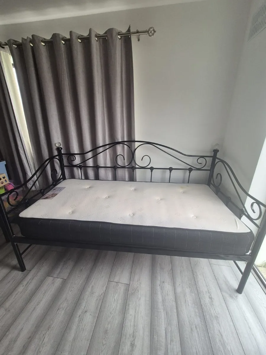 Day bed with mattress - Image 3