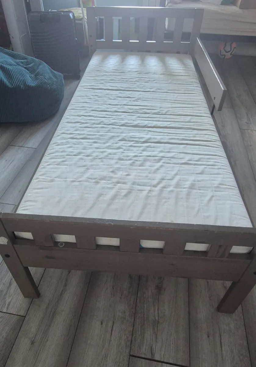 Kid's bed with mattress - Image 1