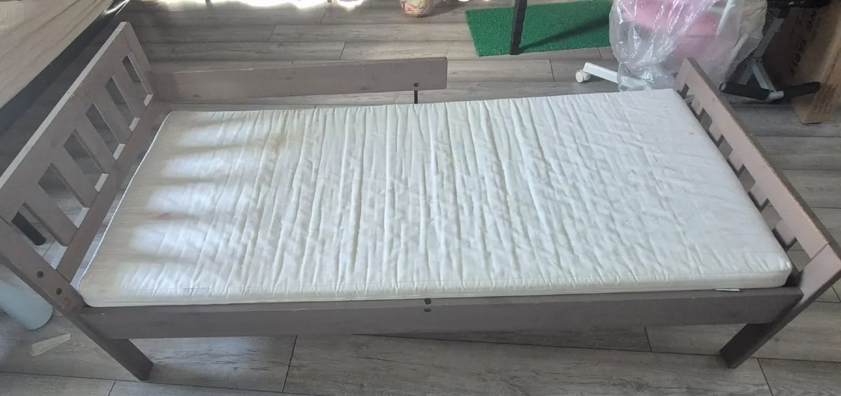 Kid's bed with mattress - Image 2