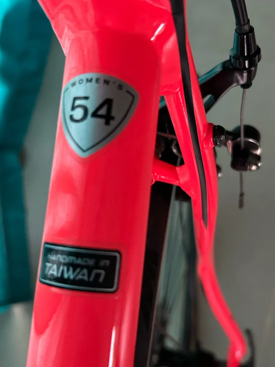 Specialised Dolce ladies road bike. Size 54. - Image 4