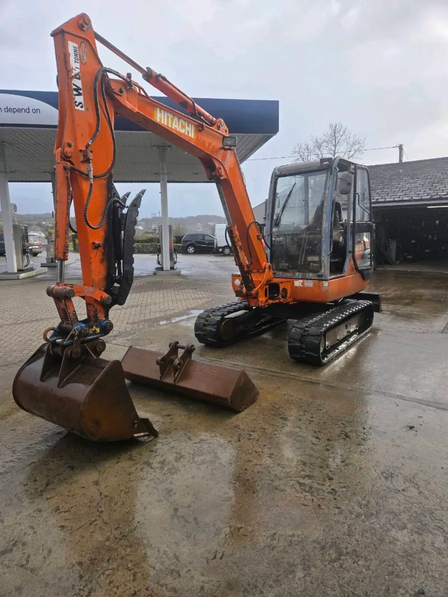 Hitachi EX45 mini digger - Image 1