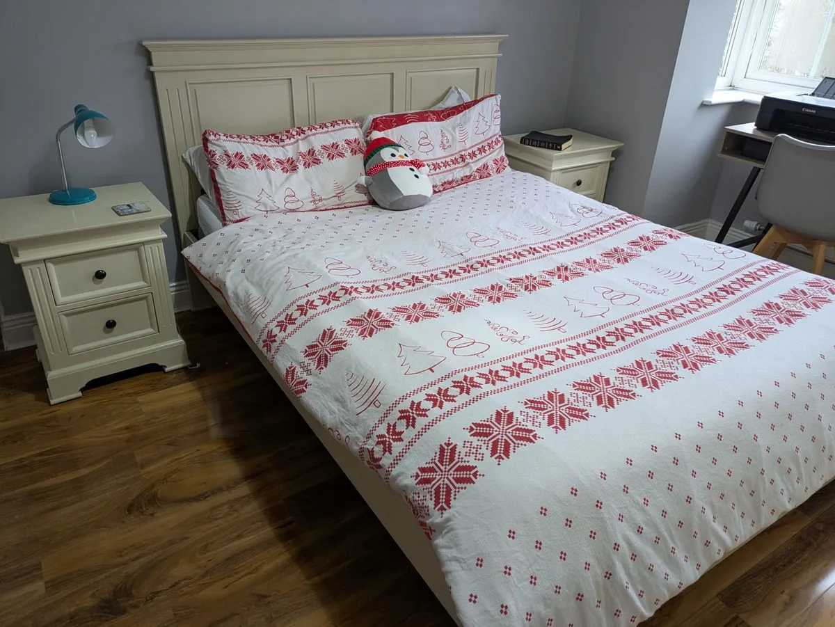 Bed and bedside lockers