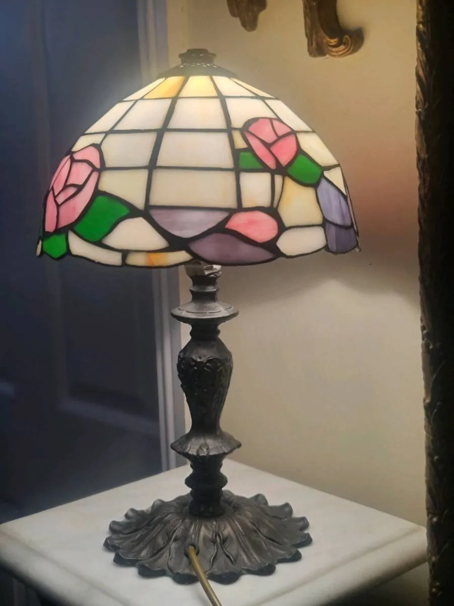 Vintage tiffany lamp POSTAGE AVAILABLE - Image 2