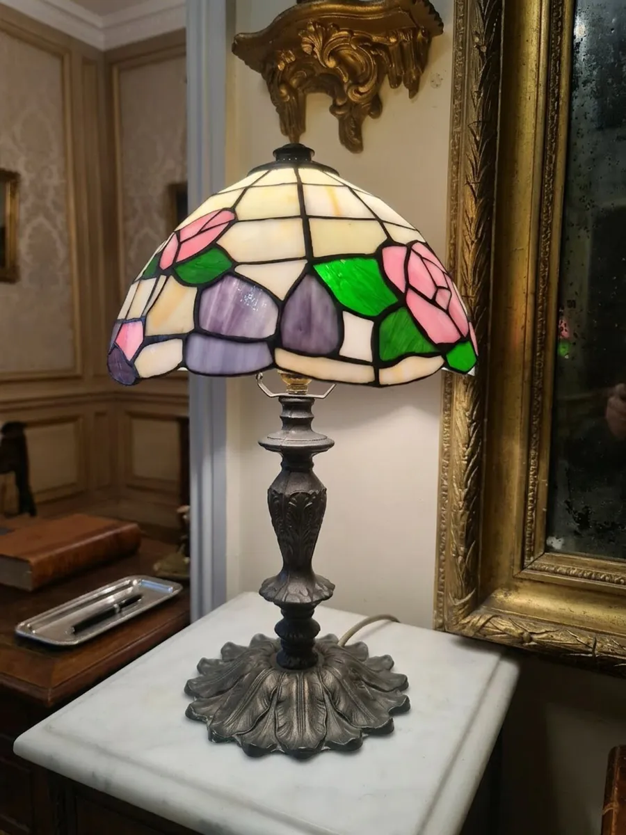 Vintage tiffany lamp POSTAGE AVAILABLE - Image 1