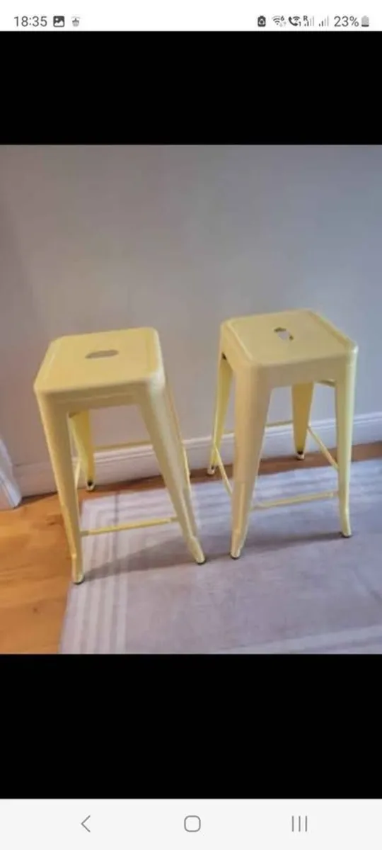 2 metallic stools, high chairs