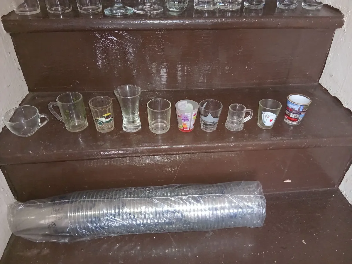 100 GLASSES  & 50 BRAND NEW PLASTIC ROCKSHORE PINT - Image 2