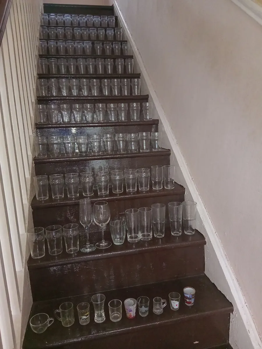 100 GLASSES  & 50 BRAND NEW PLASTIC ROCKSHORE PINT - Image 4