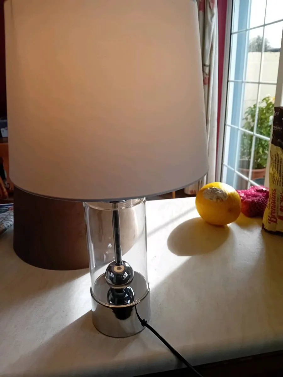 2 table lamp and 2 lamp shades - Image 2