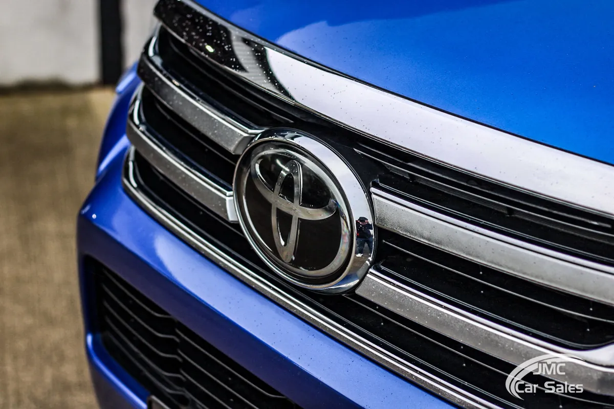 2019 TOYOTA HILUX INVINCIBLE - Image 3