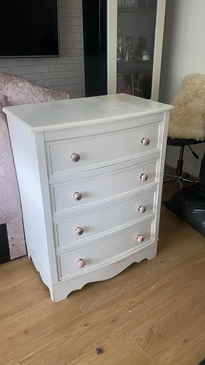 chest of drawers