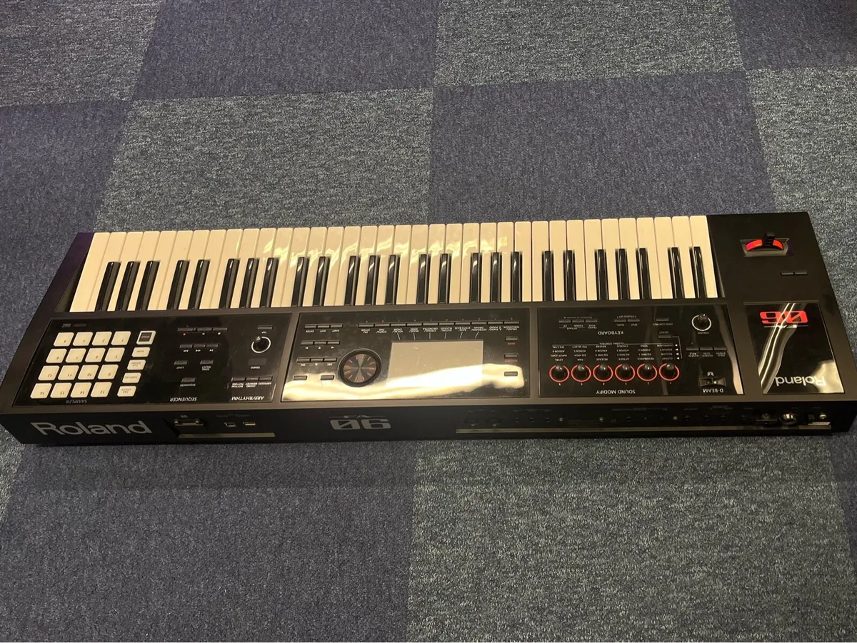 Roland Fa-06 + Case - Image 2