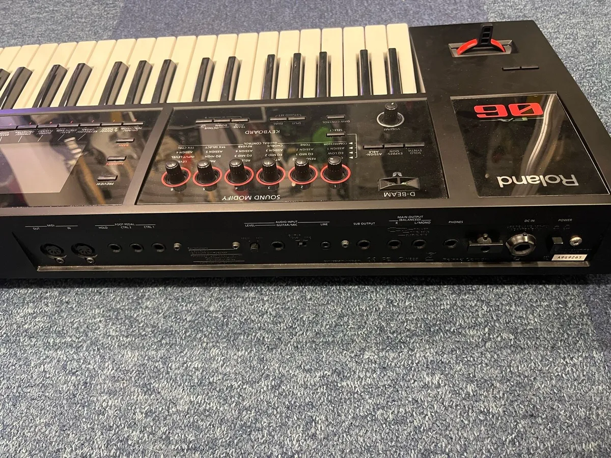 Roland Fa-06 + Case - Image 3