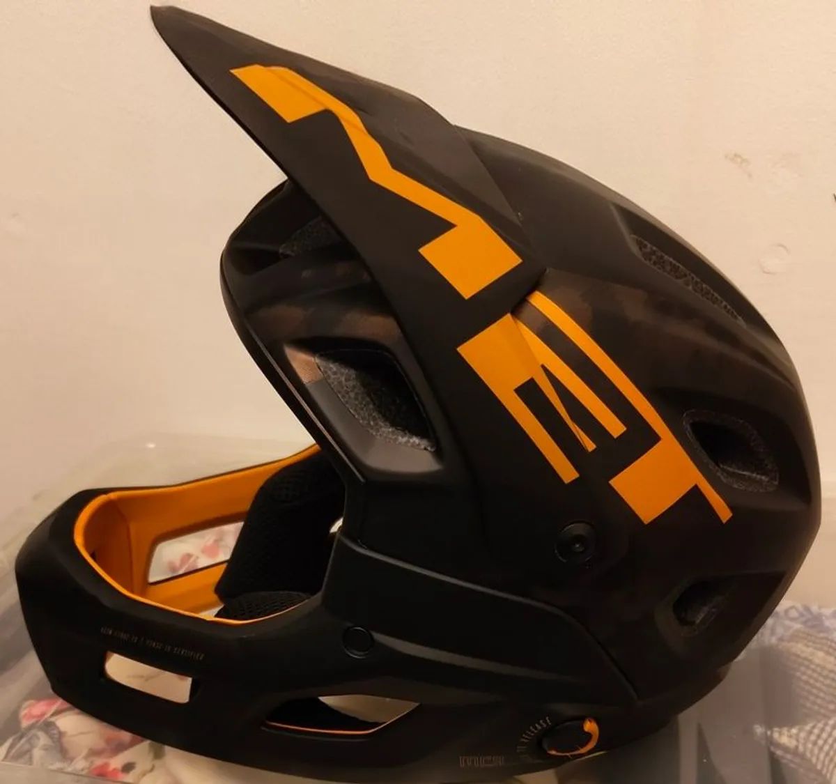 mountain bike helmet - Image 1