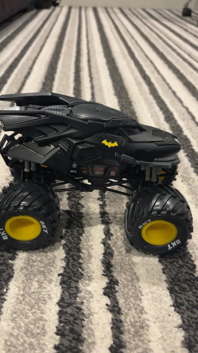 Marvel Avengers Batman Monster Truck - Image 1