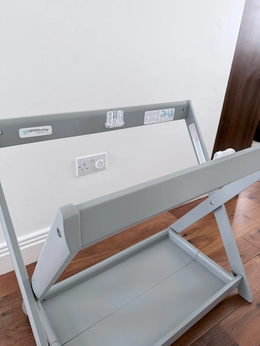 Uppababy bassinet stand in grey - Image 3
