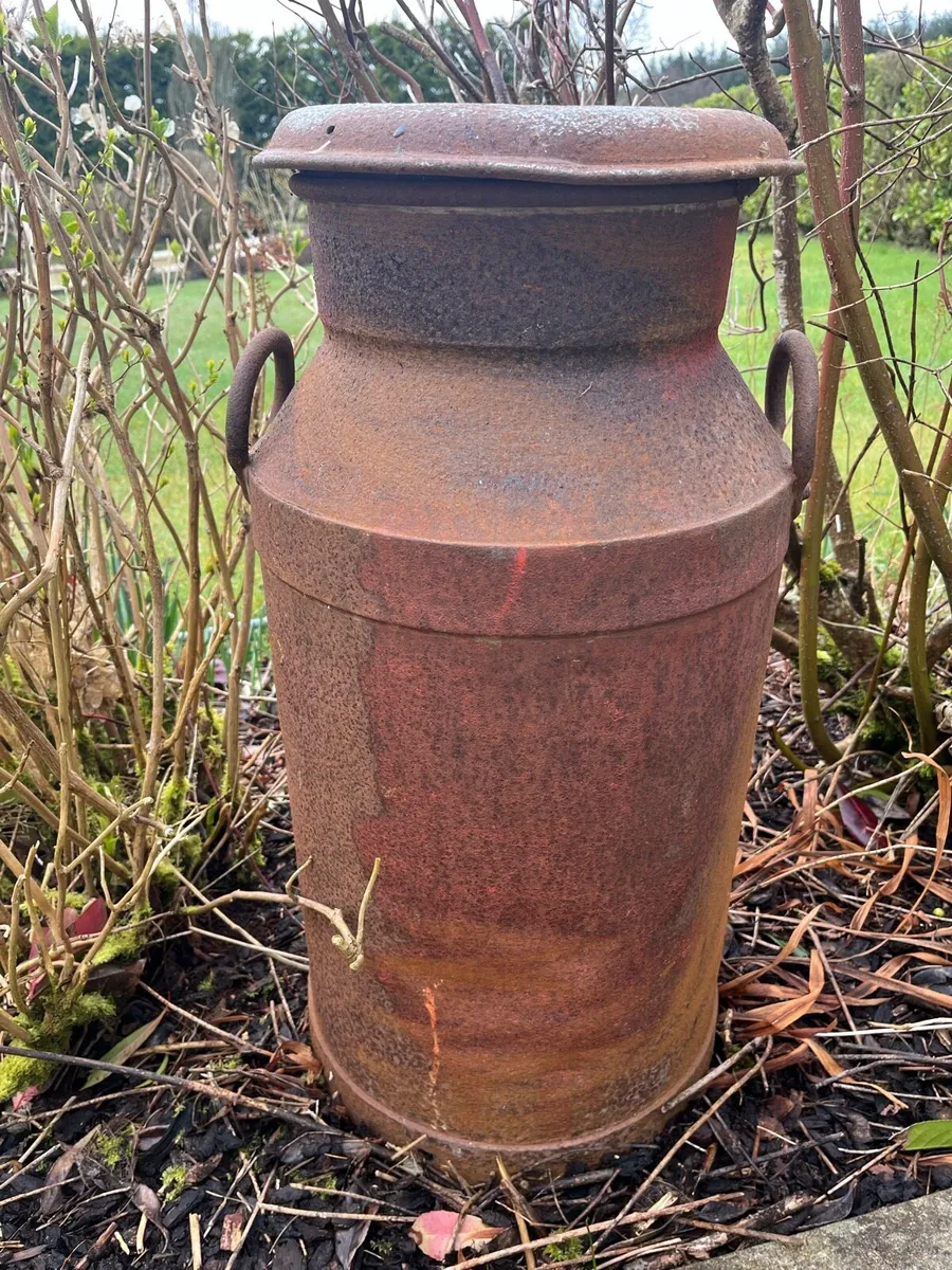 Vintage rustic creamery can with lid - Image 1