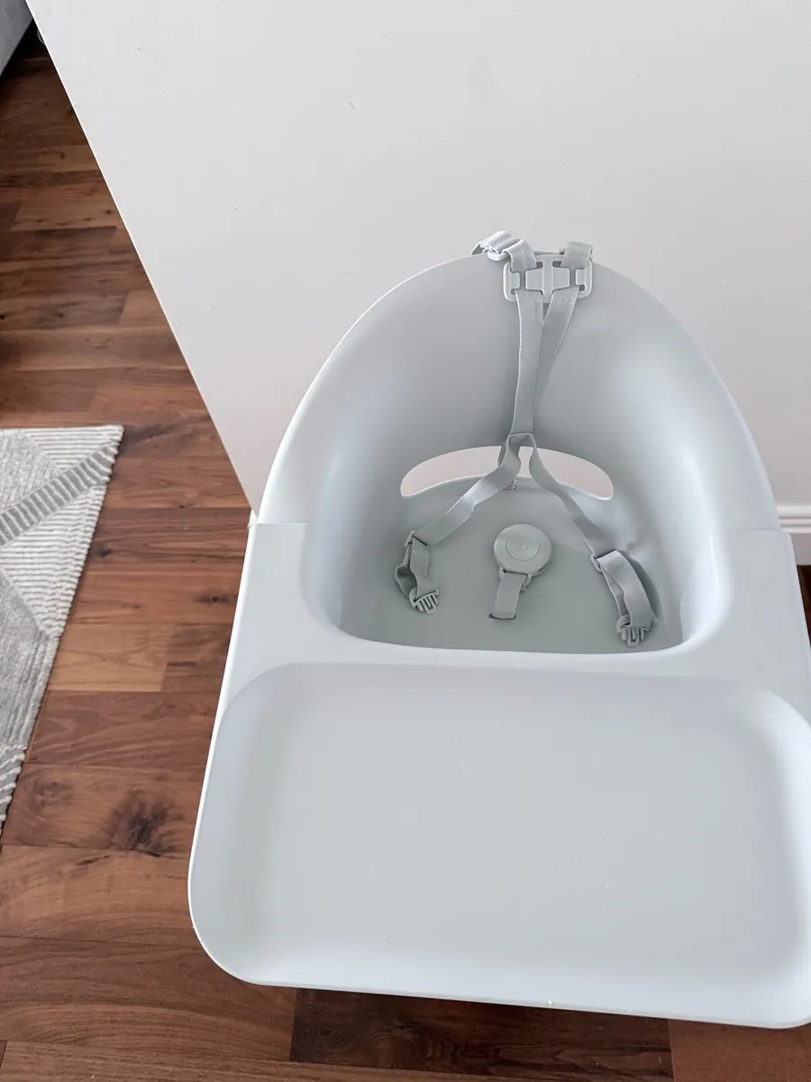 Stokke clikk highchair with seat cushion - Image 3