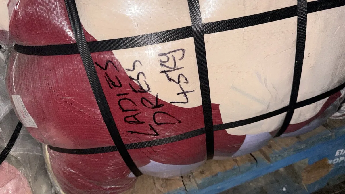 Bales of clothes - Image 2