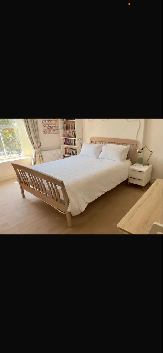 Like new - Queen Sleigh Bed