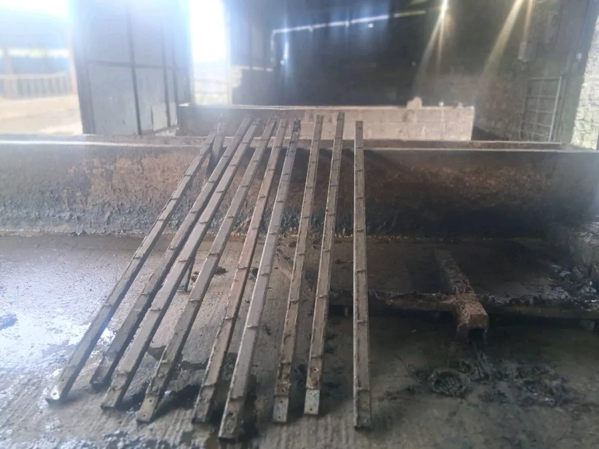 Cubicle scrapers - Image 2