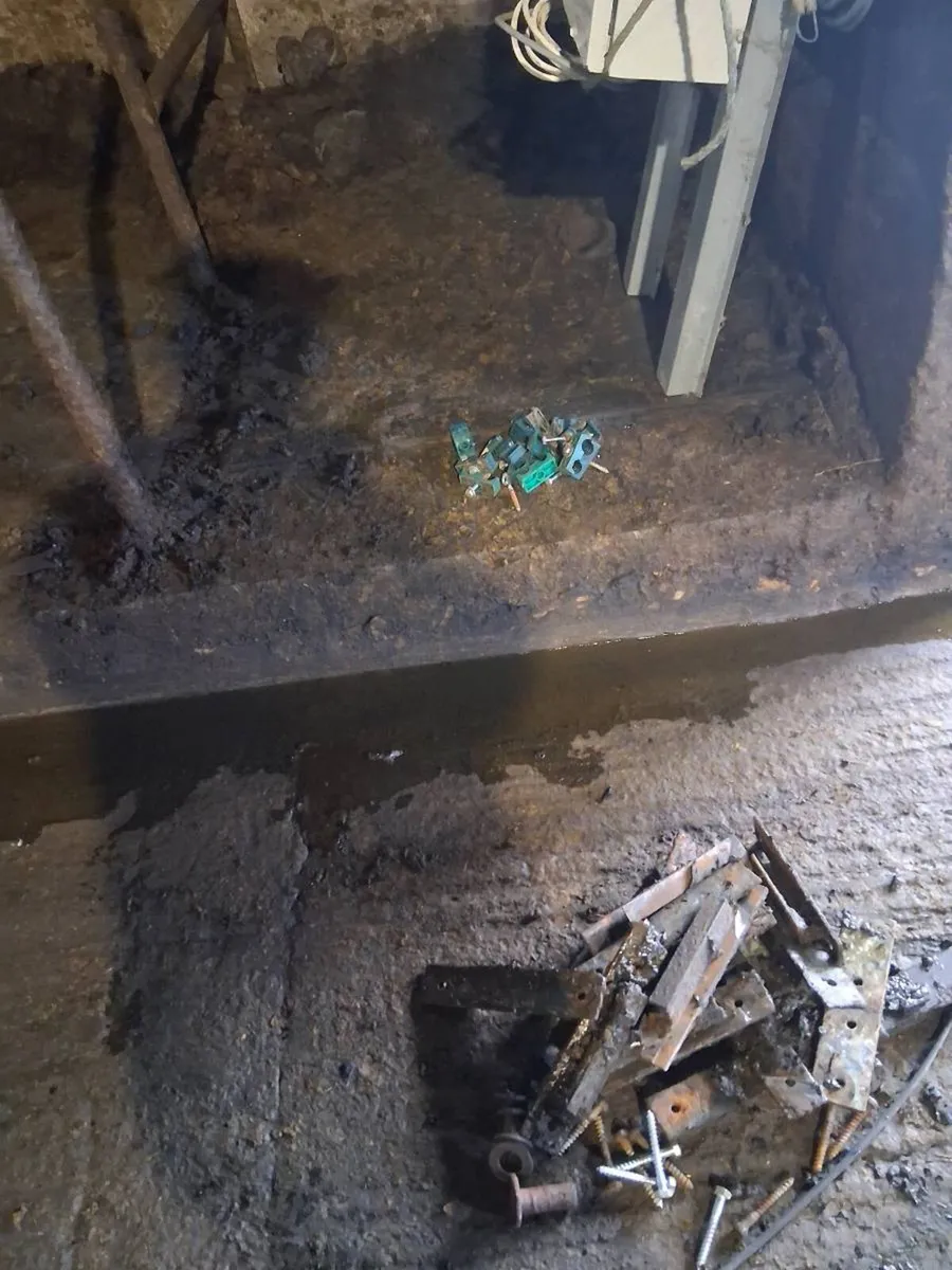 Cubicle scrapers - Image 3