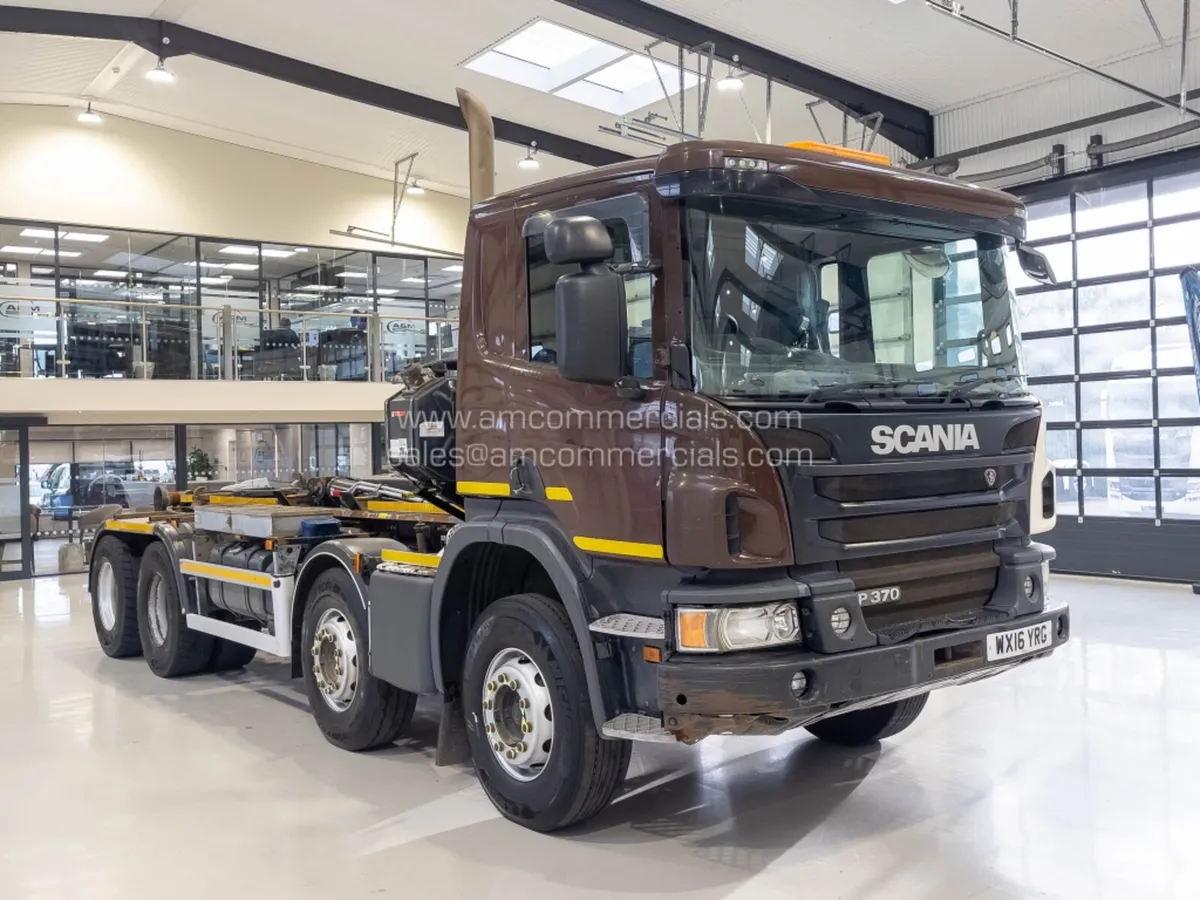 2016 (16) SCANIA P370 8X4 HOOK LOADER - Image 1