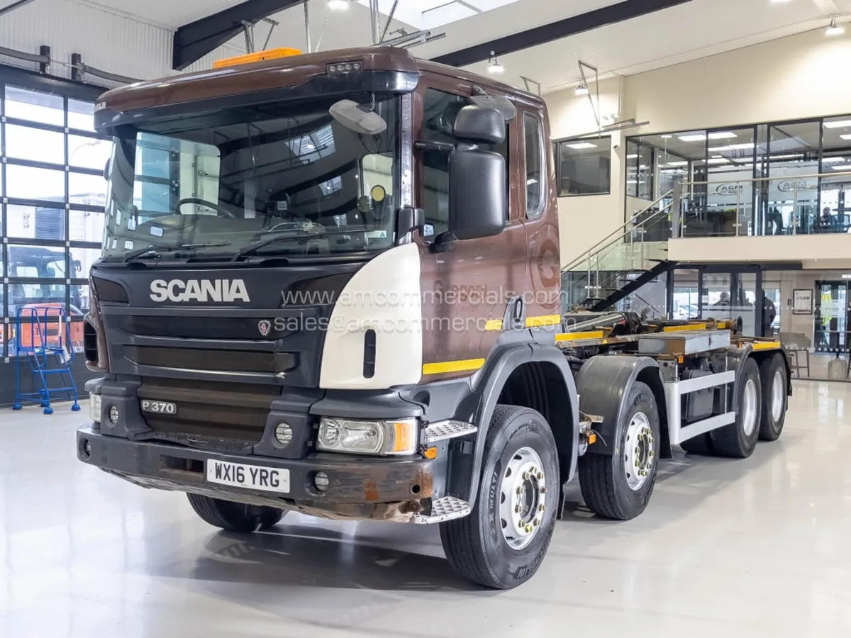 2016 (16) SCANIA P370 8X4 HOOK LOADER - Image 3