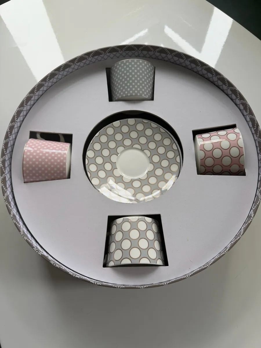 Cups & saucers - Image 1