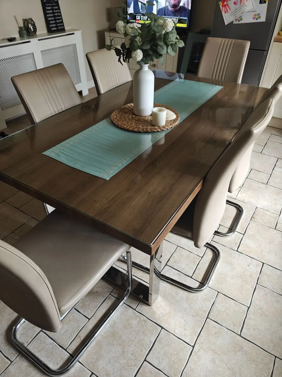 Dining table and chairs - Image 1
