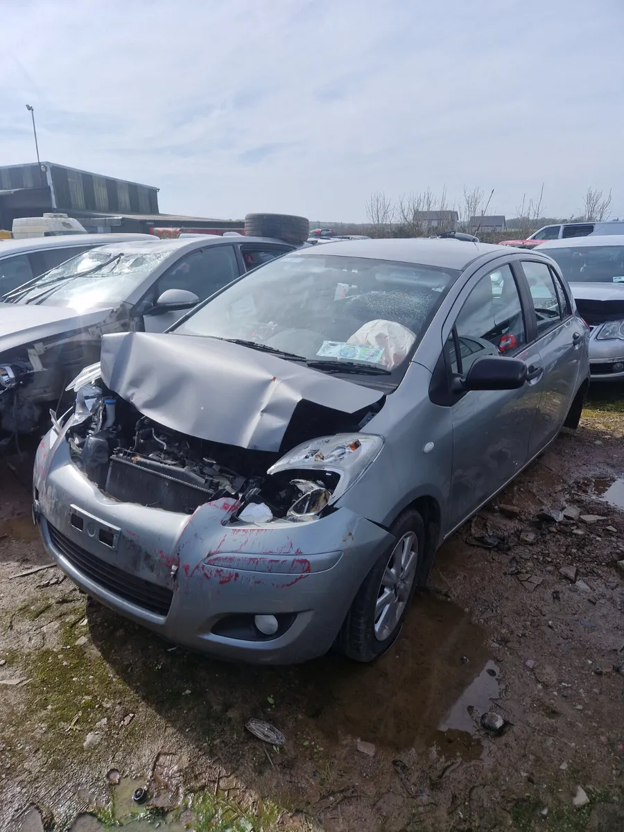 Toyota Yaris 1.0 petrol 2011 for breaking