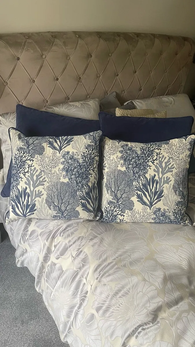 4 large cushions - Image 1