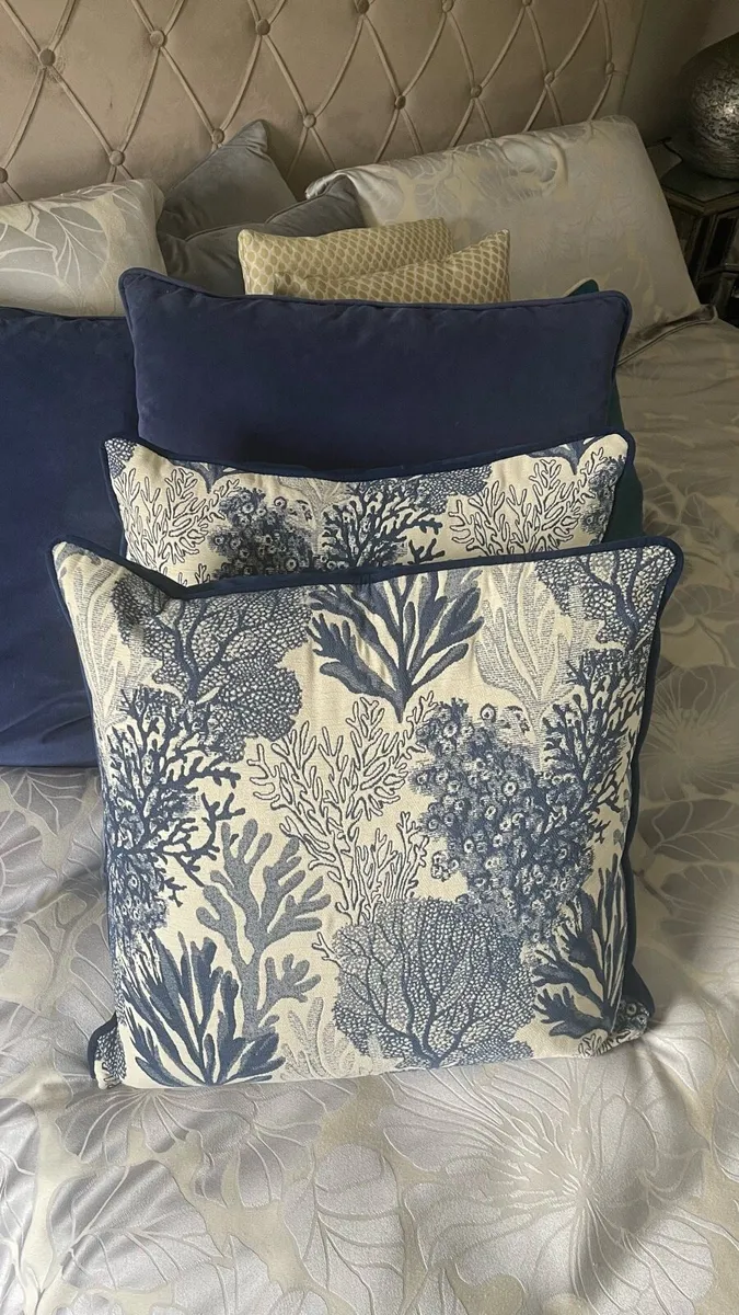4 large cushions - Image 2