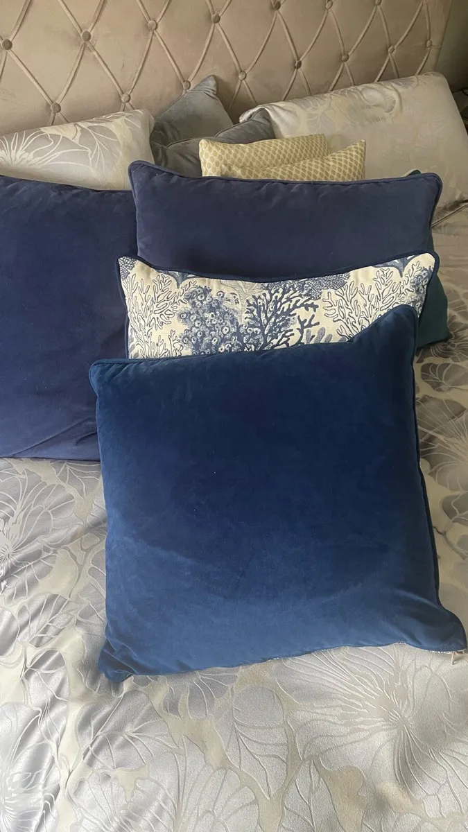 4 large cushions - Image 3