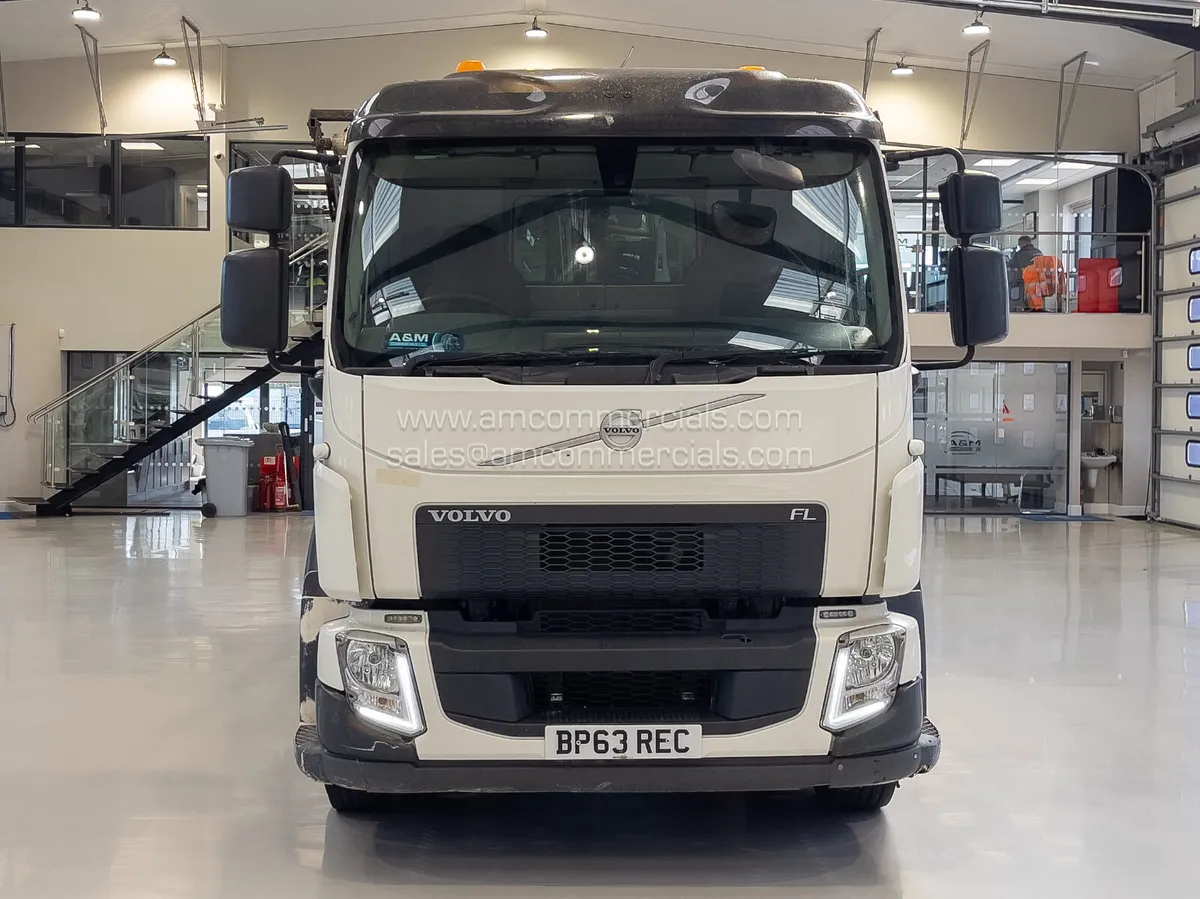 2018 VOLVO FL SKIP LOADER - Image 2