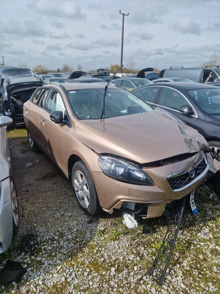 142 Volvo v40 D4 2.0 Diesel for breaking