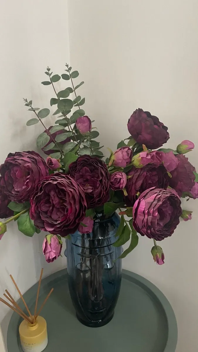 Blue Glass vase and flower stems - Image 4