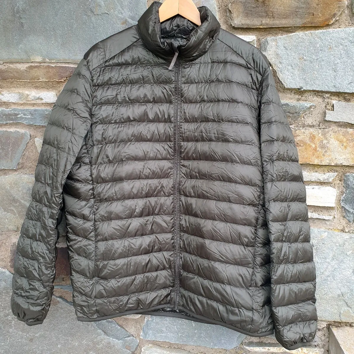Uniqlo mens olive down jacket ultra light Large - Image 1
