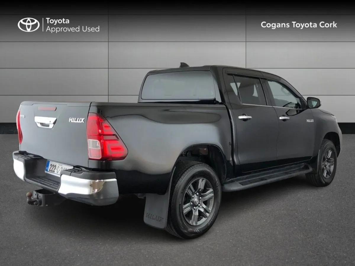 Toyota Hilux SR5 DOUBLE CAB 4DR - Image 2