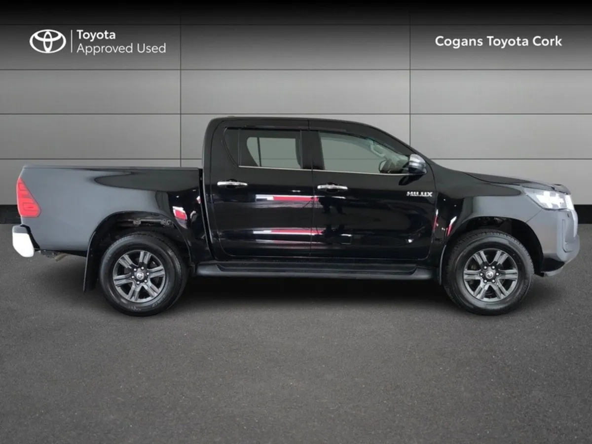 Toyota Hilux SR5 DOUBLE CAB 4DR - Image 3