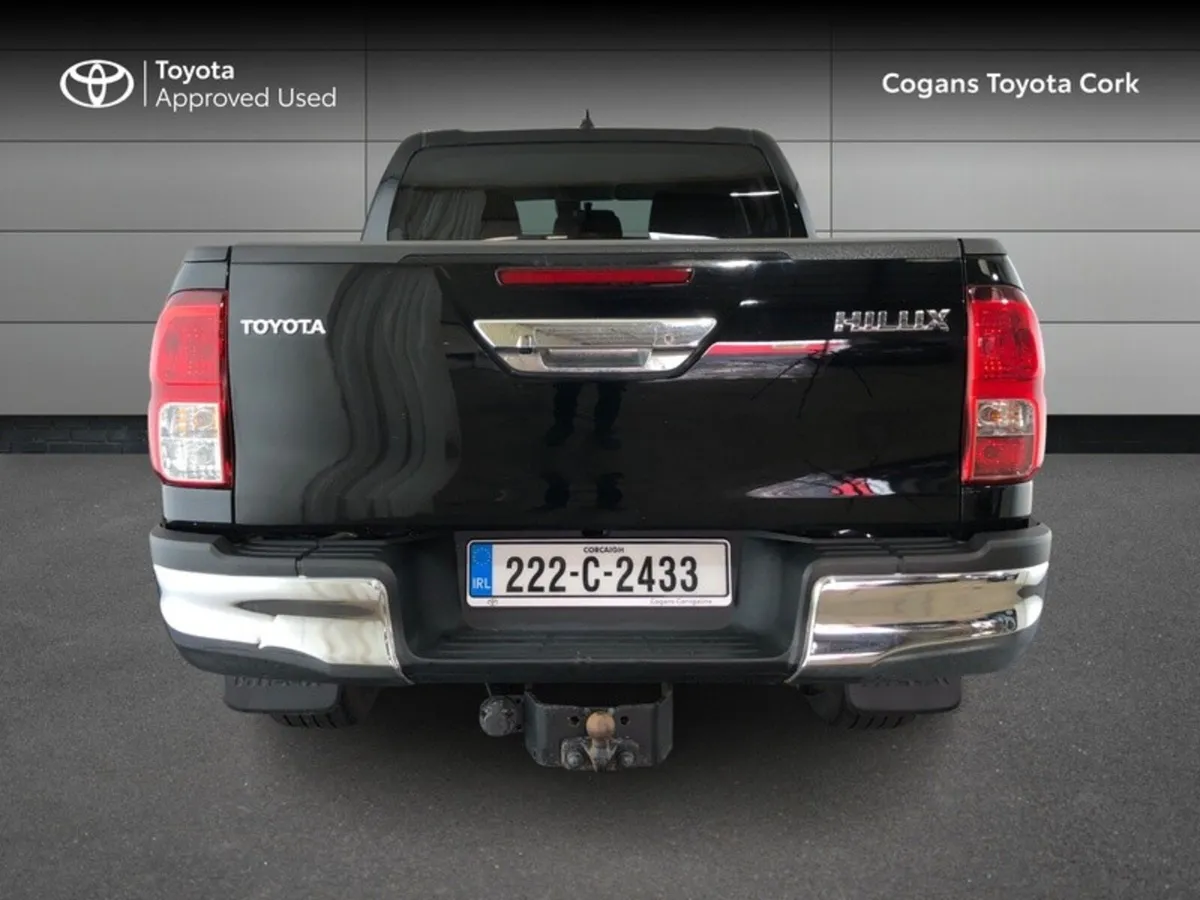 Toyota Hilux SR5 DOUBLE CAB 4DR - Image 4