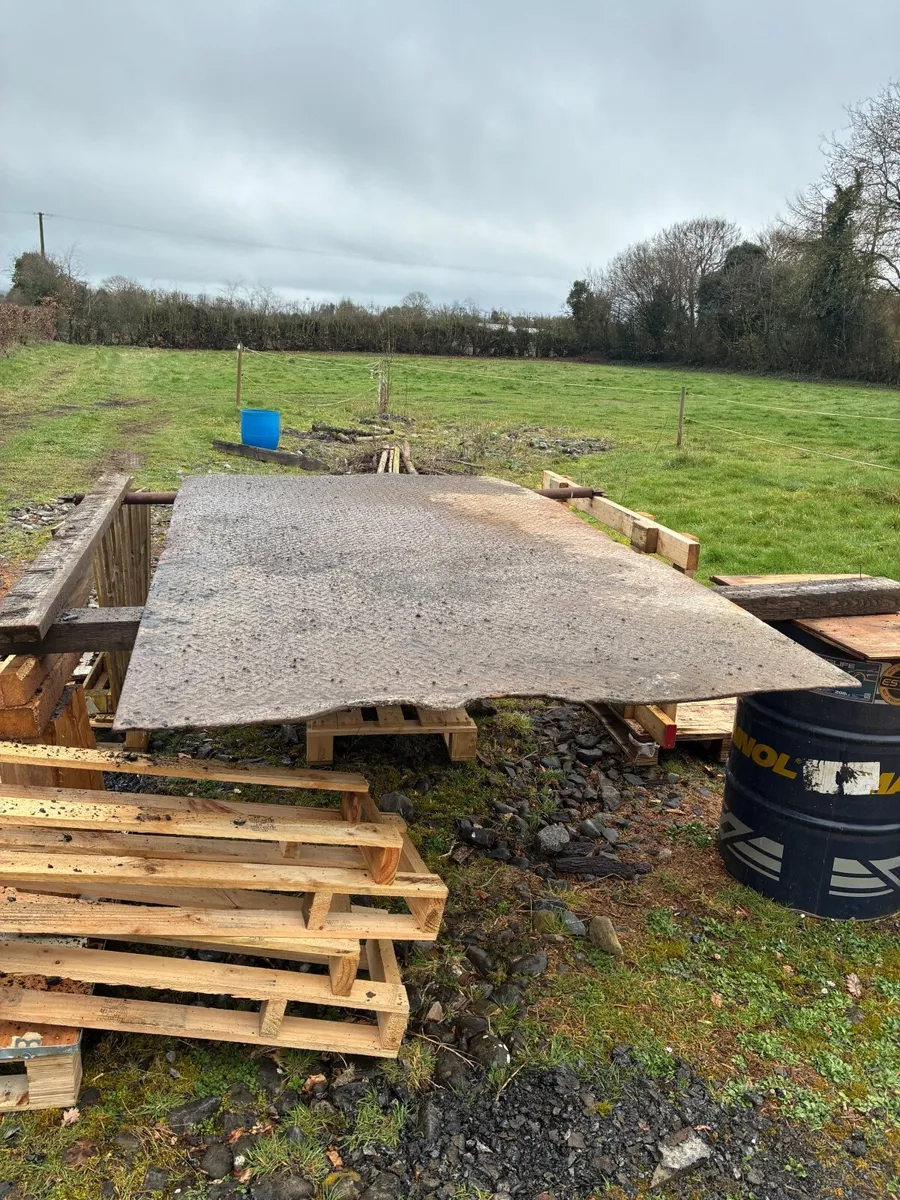 Road plate - Image 1