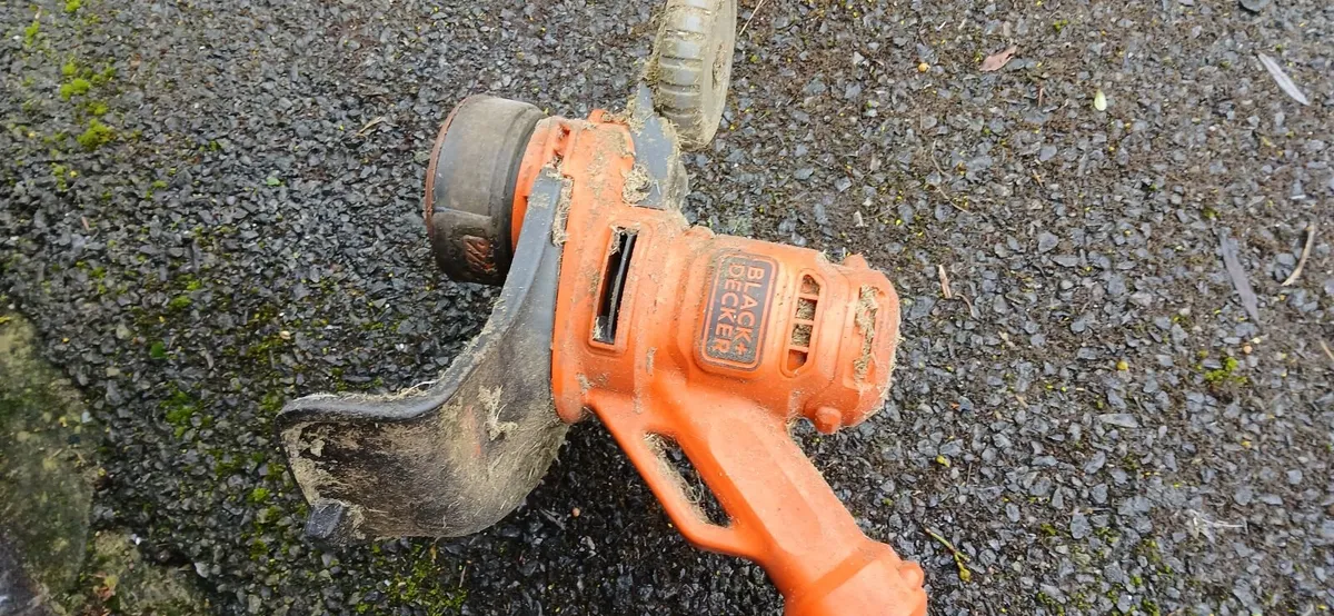 Black and decker grass strimmer. - Image 1