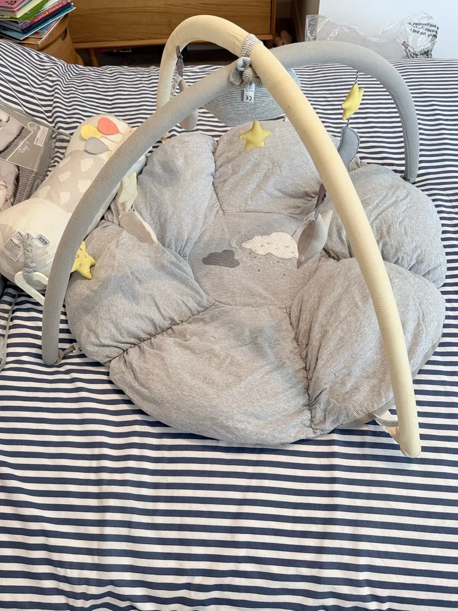 Mamas and papas play mat and tummy roll - Image 1