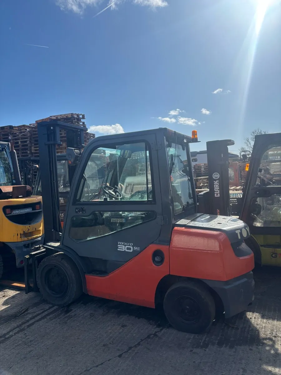 A large selection of forklifts and forklift masts. - Image 3