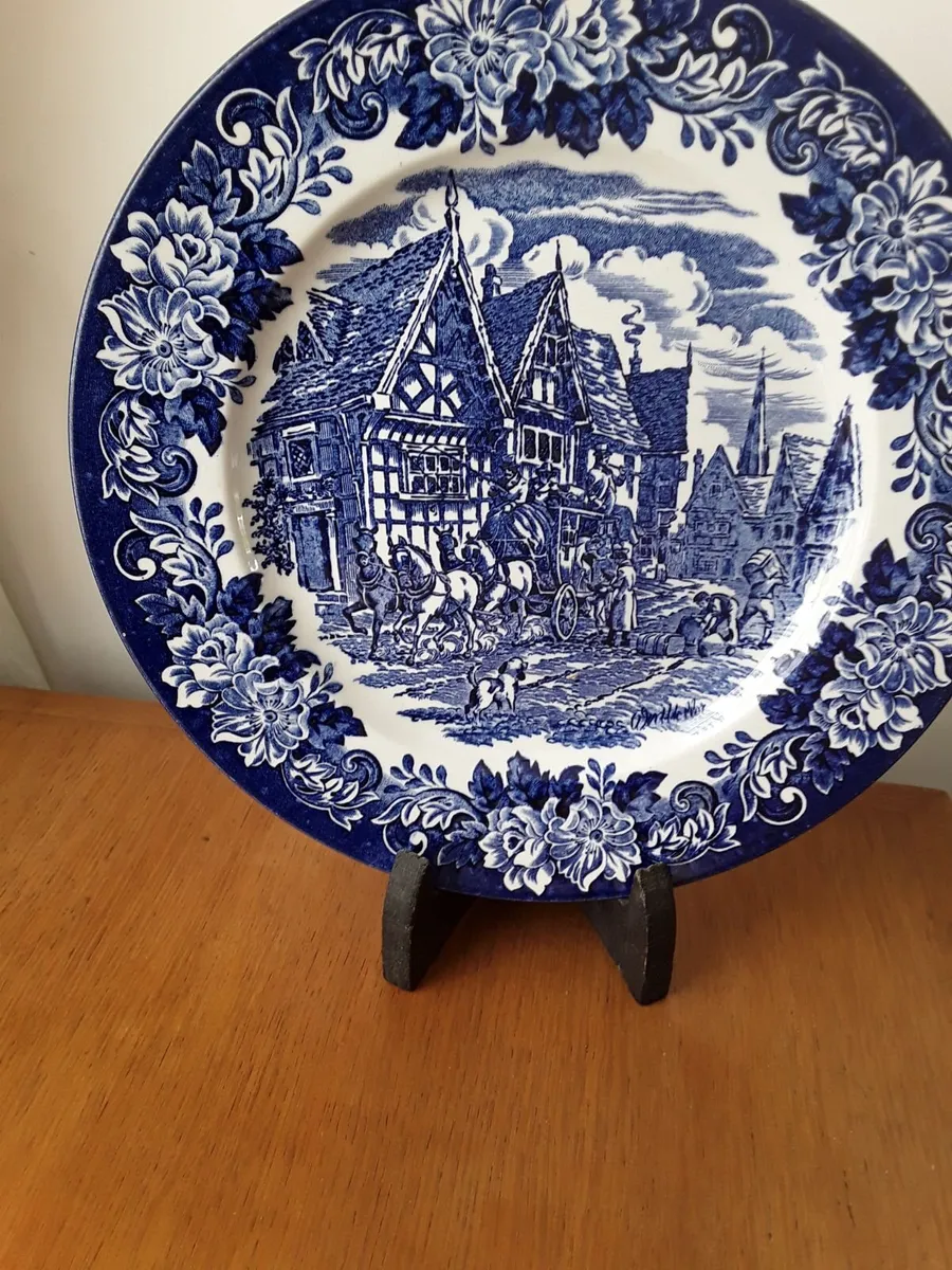 Collectible plate with bracket - Image 1