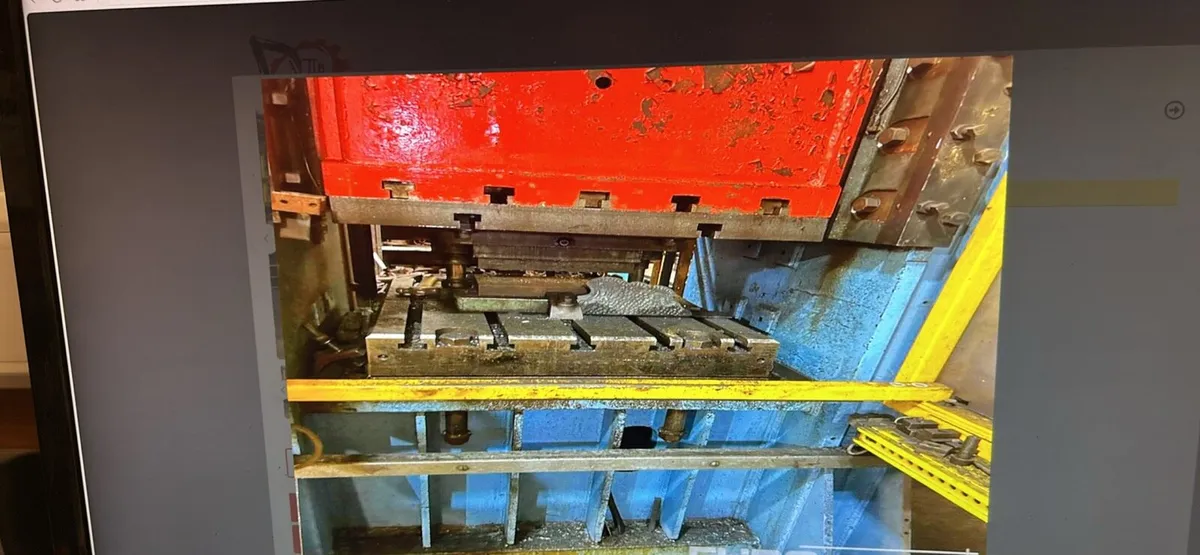 500 Ton Hydraulic Vertical Press - Image 1