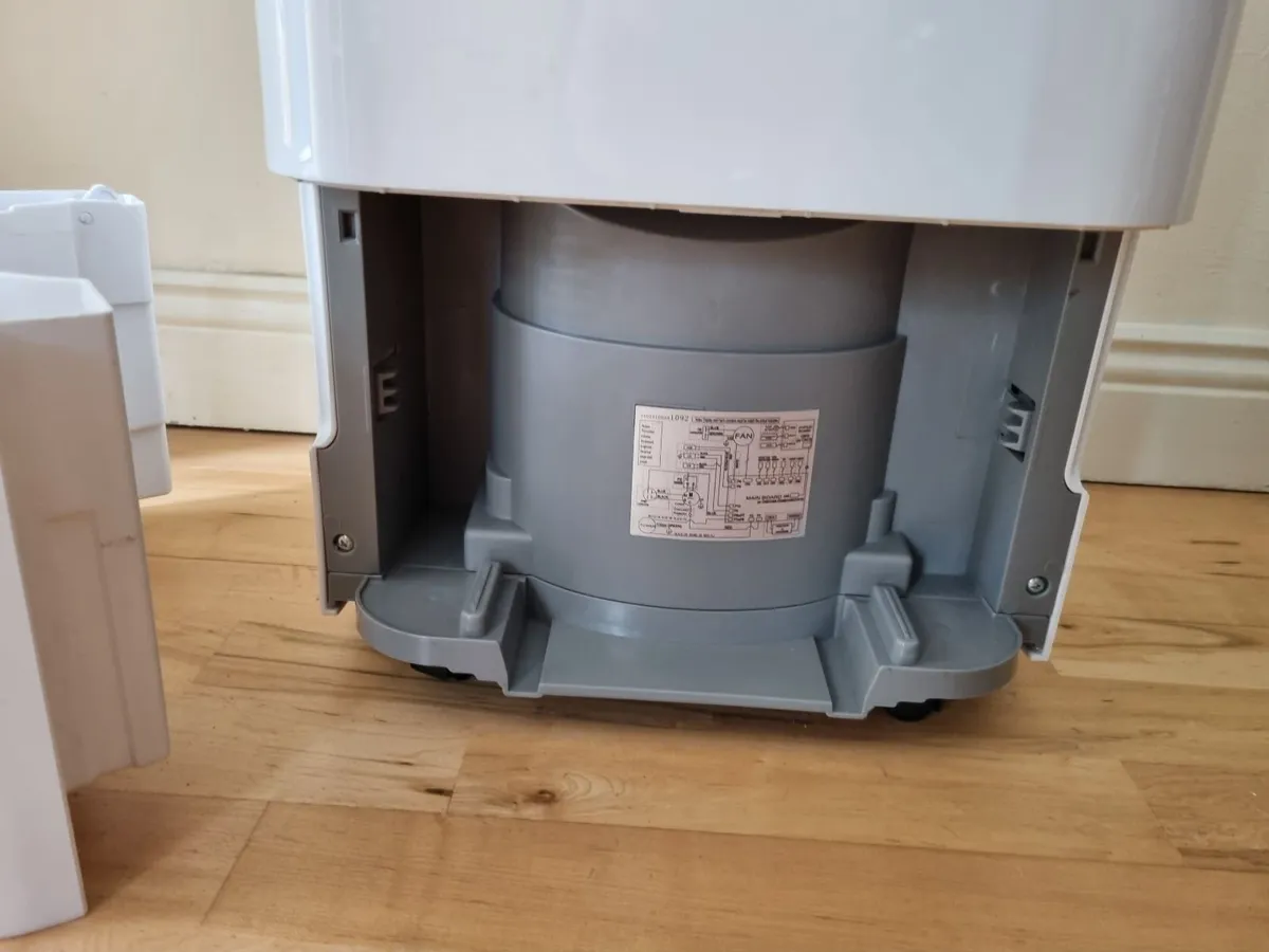 MOVING SOON Dehumidifier 20l Russell Hobbs - Image 3
