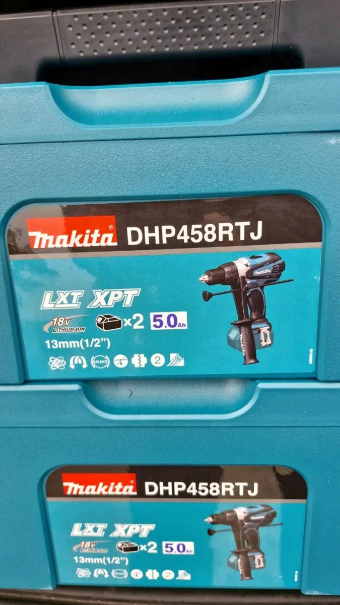 Makita hammer drill with two 5 amp batteries - Image 1